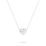 Die Echtzeit Halskette - Puffy Heart von Echtzeit zeigt einen polierten Herzanhänger an einer schlichten Silberkette, die jedem Look zeitlose Eleganz verleiht. Präsentiert vor einem weißen Hintergrund.