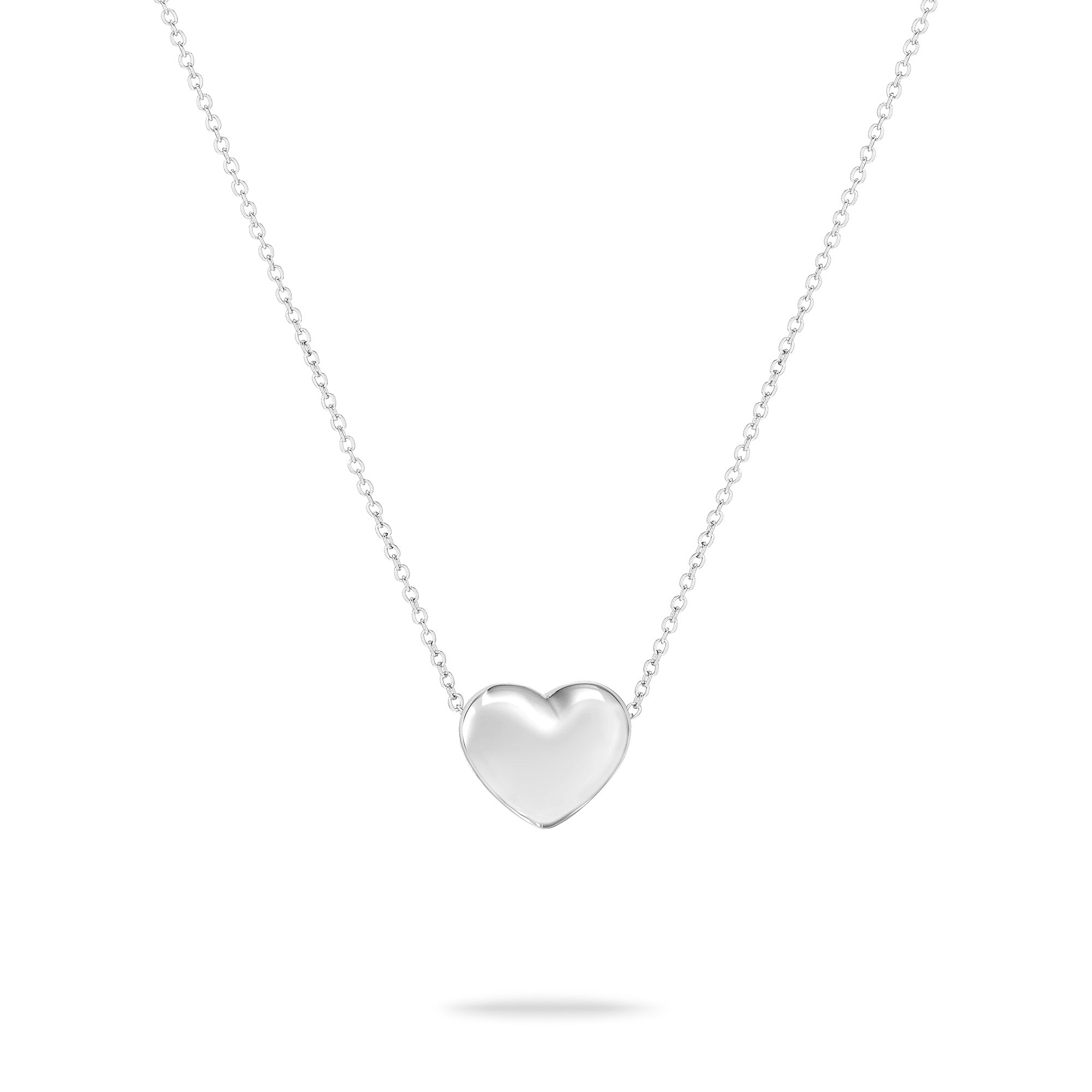 Die Echtzeit Halskette - Puffy Heart von Echtzeit zeigt einen polierten Herzanhänger an einer schlichten Silberkette, die jedem Look zeitlose Eleganz verleiht. Präsentiert vor einem weißen Hintergrund.