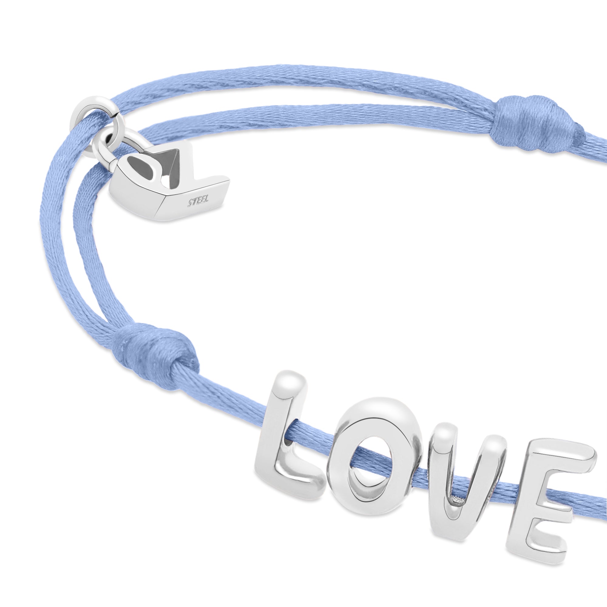 Das Echtzeit Armband - Love Letters von Echtzeit in Hellblau mit silbernen LOVE-Buchstabenanhängern und kleinem Silber-Boot ist das ideale, charmante Geschenk.