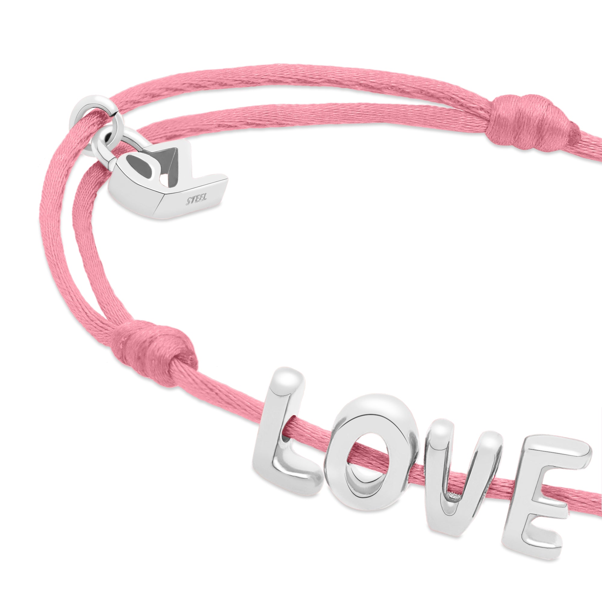Das Echtzeit Armband - Love Letters von Echtzeit ist ein pinkes Stoffband mit silbernen LOVE-Buchstabenanhänger und kleinem silbernen Charm.