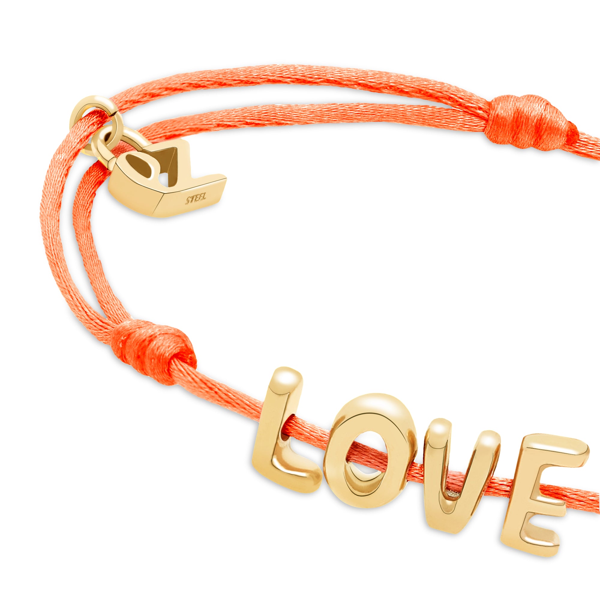 Das Echtzeit Armband - Love Letters der Marke Echtzeit ist ein orangefarbenes Stoffband mit goldenen LOVE-Buchstabenanhängern und einem kleinen goldenen Charm - ein stilvoller Akzent für jedes Outfit.