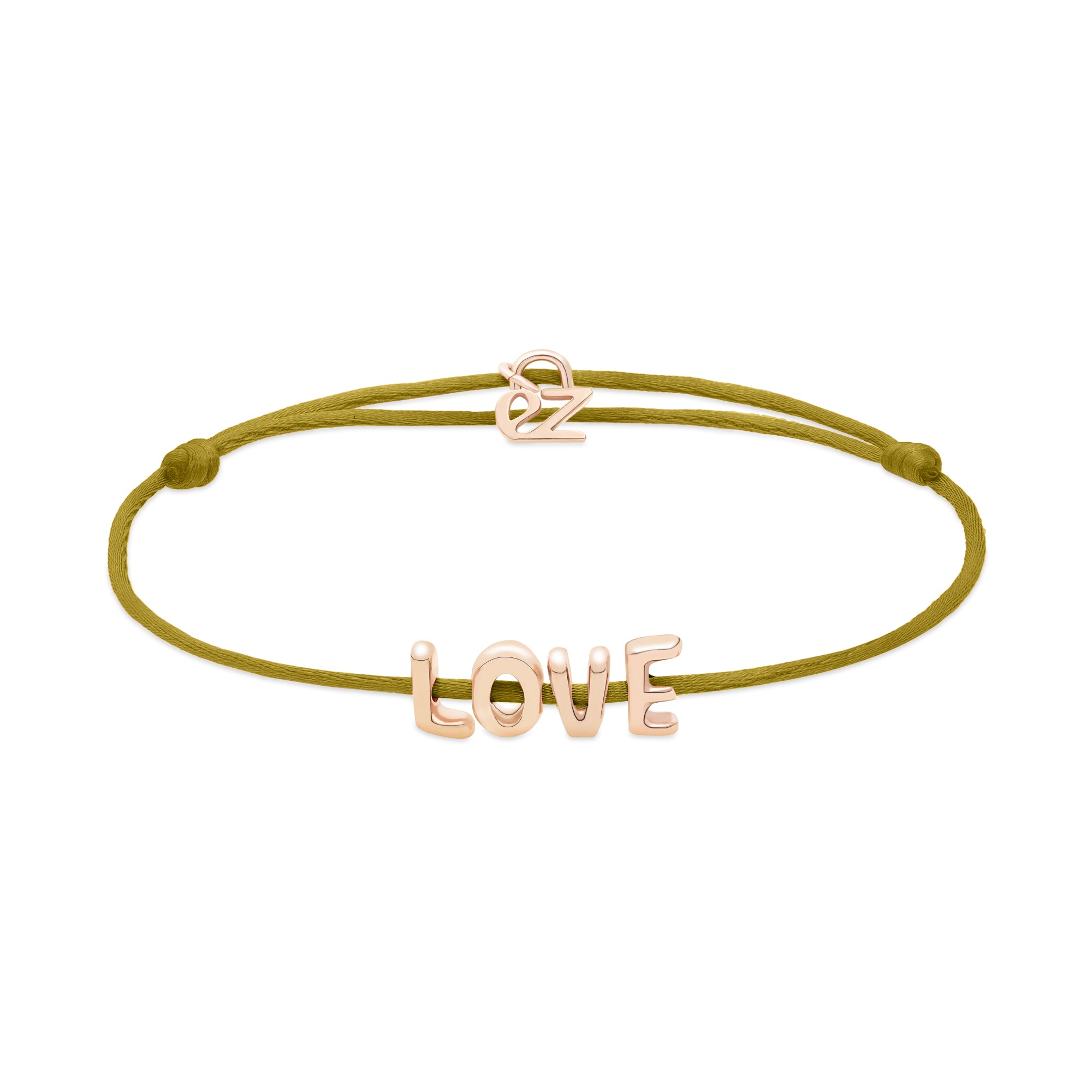 Das Echtzeit Armband - Love Letters von Echtzeit besteht aus einem olivgrünen Band mit goldenen LOVE-Buchstaben-Anhängern und einem kleinen goldenen Verschluss - ein ideales, sinnvolles Geschenk.