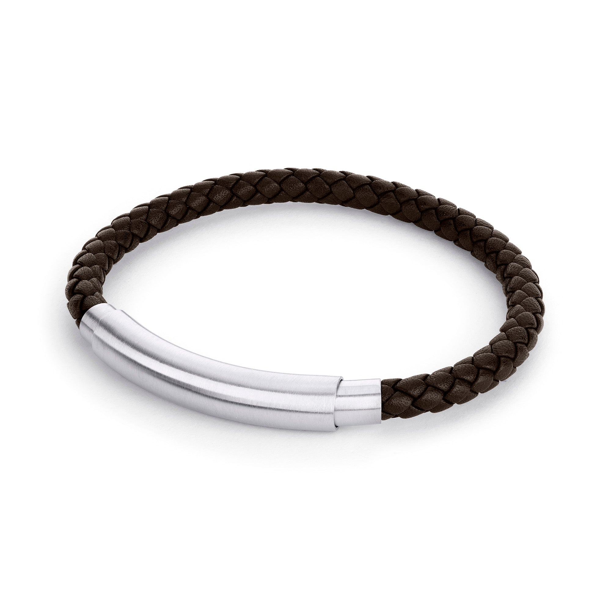 Das Fynch-Hatton Armband - The Leather Classic ist aus braunem geflochtenem Leder und einer eleganten silbernen Schließe gefertigt und bringt raffinierten Stil in Ihre Herren Schmuck Kollektion.
