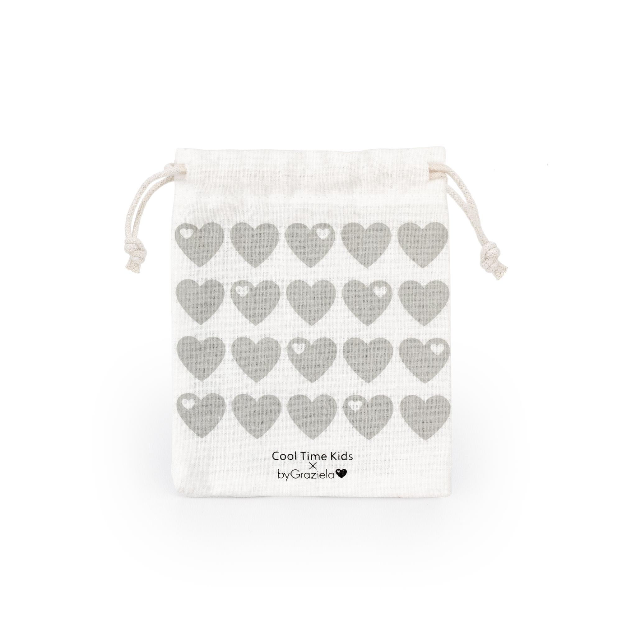 Kleiner weißer Kordelzugbeutel mit grauen Herzreihen und "Cool Time Kids by Graziela Motiv"-Aufdruck - perfekt als Geschenk für die Cool Time Kids Halskette - The Cool Charm by Cool Time.