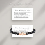 Onyx – Black Imperial Jasper Beads Armband auf Karte, die die Bedeutung der Halbedelsteine erklärt: Mit exquisiten Halbedelsteinen ist dieses Armband Schmuckstück und Talisman zugleich.
Der Kombination von schwarzem Onyx mit schwarzem Imperial Jaspis verschmelzen zu einer harmonischen Einheit. Die Steine sollen seinem Träger Selbstbewusstsein und Lebensfreude schenken sowie für Ausgeglichenheit sorgen.