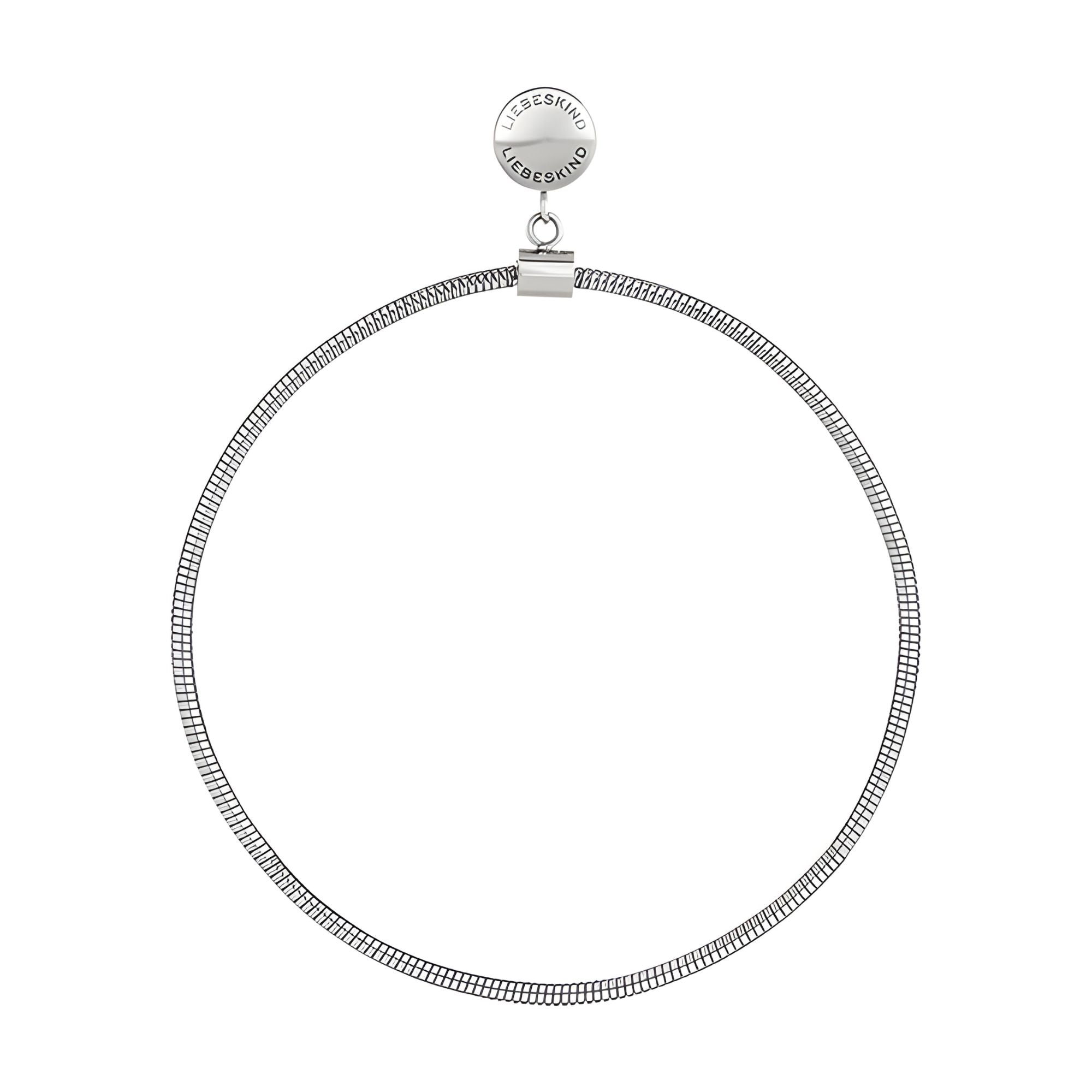 LIEBESKIND BERLIN Creole - Das Retro One von Liebeskind Berlin ist ein silbernes Halsband mit einem kreisförmigen Anhänger, der oben eingraviert ist. Es ist vom Omega-Ketten-Look inspiriert und verleiht ihm einen modernen, stilvollen Touch.