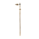 Die LIEBESKIND BERLIN Creole - The Retro One von Liebeskind Berlin sind lange, dünne goldene Ohrringe mit einem schlichten, minimalistischen Omega-Ketten-Design auf weißem Grund.