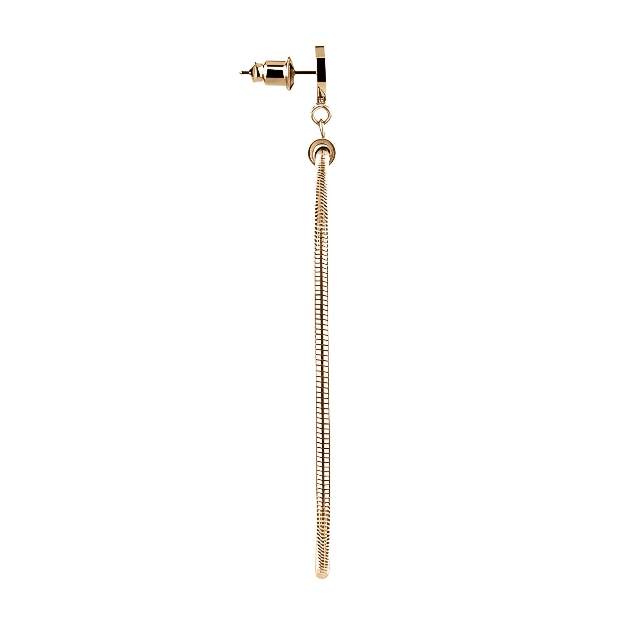 Die LIEBESKIND BERLIN Creole - The Retro One von Liebeskind Berlin sind lange, dünne goldene Ohrringe mit einem schlichten, minimalistischen Omega-Ketten-Design auf weißem Grund.