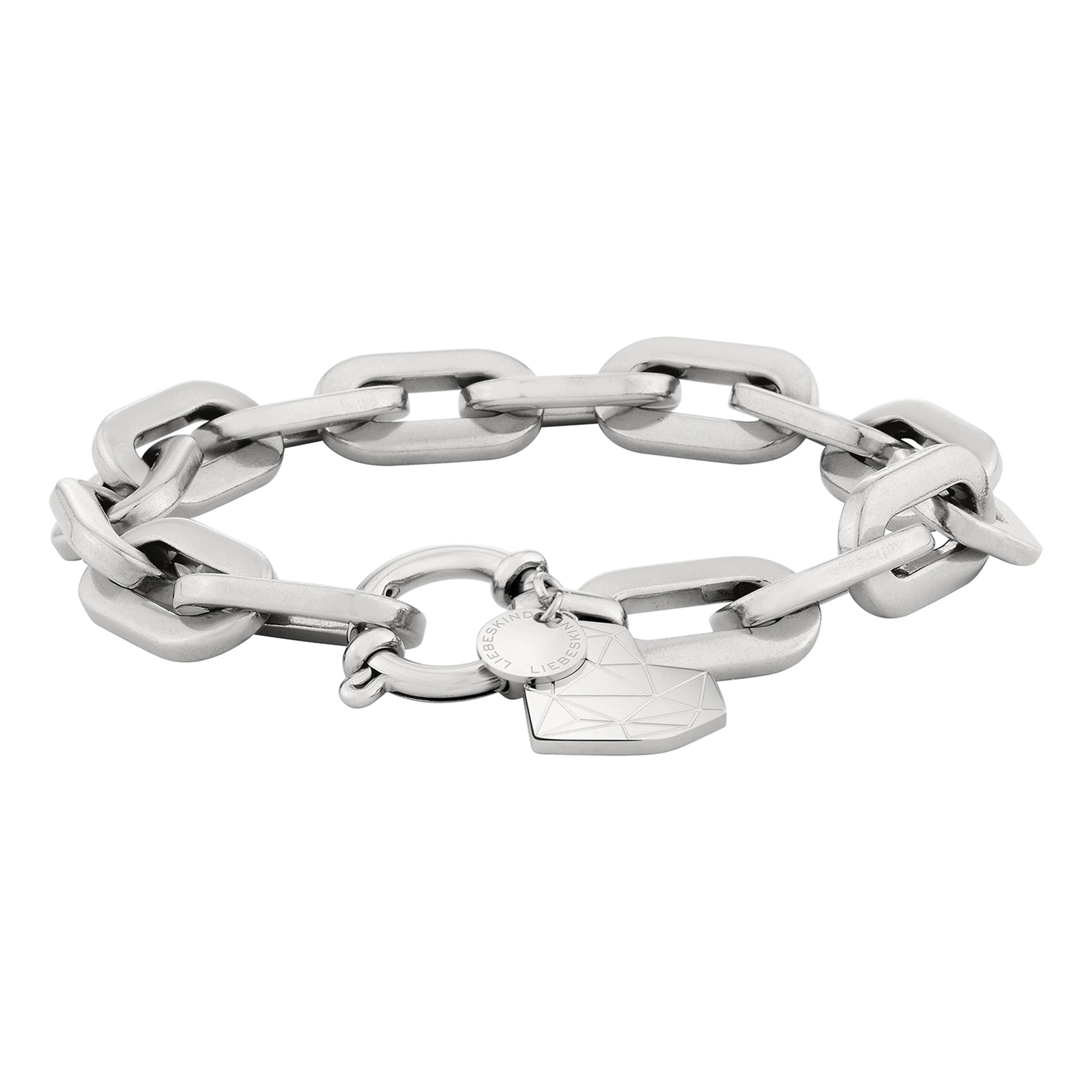 Liebeskind Berlin Armband bestehend aus einer silbernen, groben Gliederkette und einem Herzanhänger mit grafischen Elementen; Produktbild