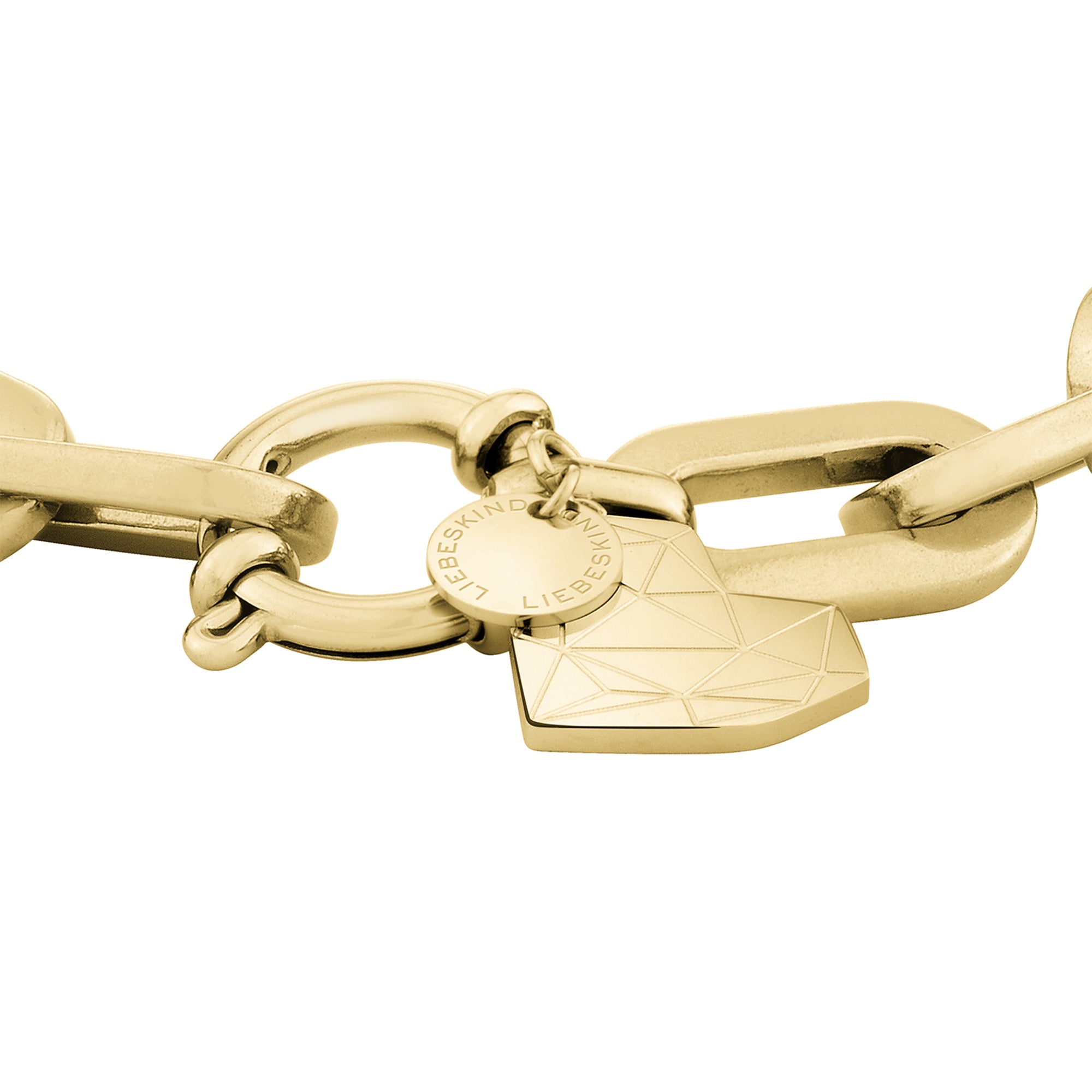 Liebeskind Berlin Armband bestehend aus einer goldenen, groben Gliederkette und einem Herzanhänger mit grafischen Elementen; Nahaufnahme