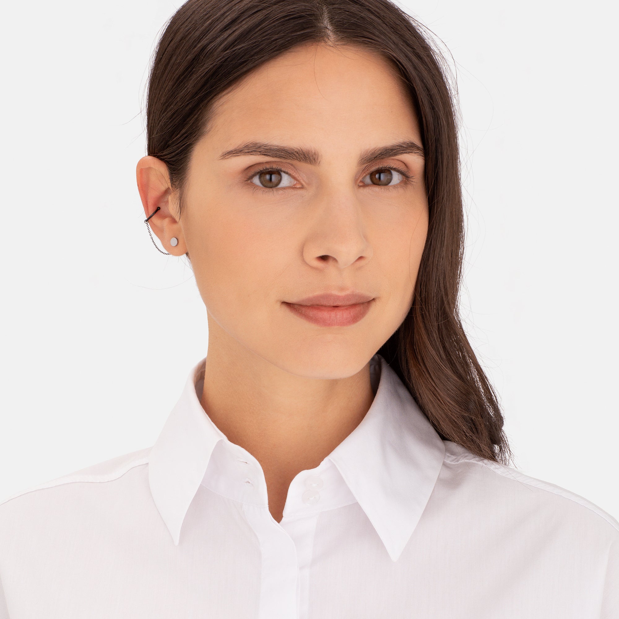 Liebeskind Berlin Ear Cuff mit einer Kette für einen beliebigen Stecker, in der Farbe schwarz; Tragebild