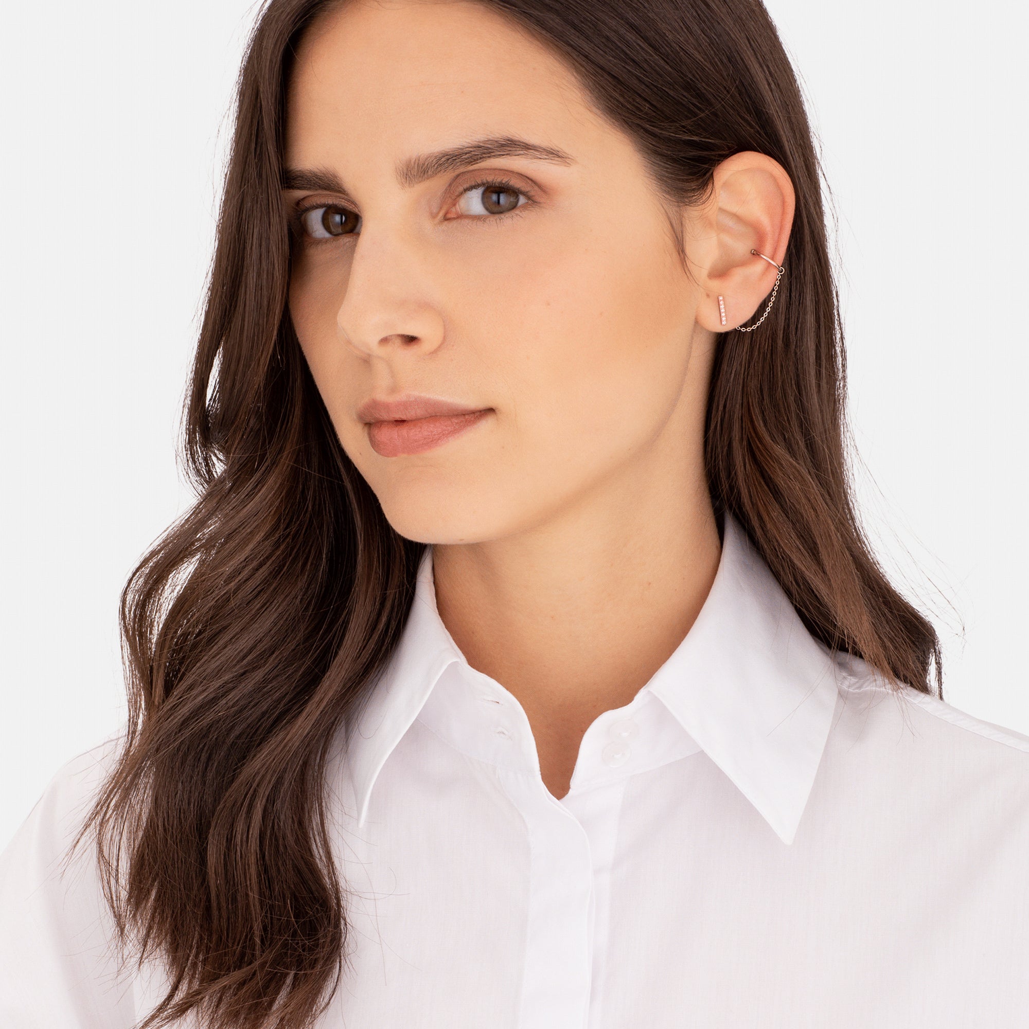 Liebeskind Berlin Ear Cuff mit einer Kette für einen beliebigen Stecker, in der Farbe roségold; Tragebild