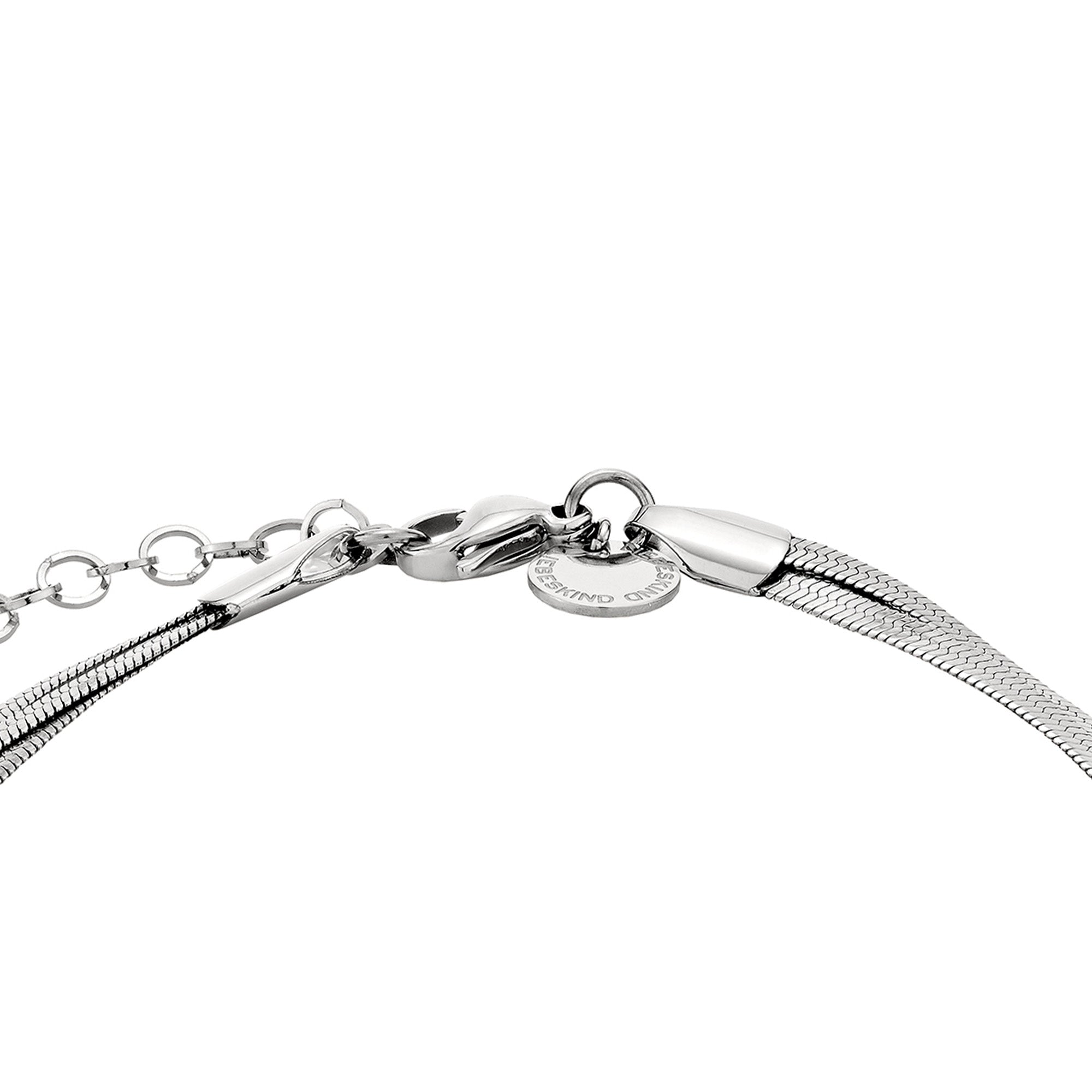 Nahaufnahme eines silbernen Kettenarmbandes mit Karabinerverschluss und rundem Anhänger, ideal zum Kombinieren mit der LIEBESKIND BERLIN Halskette - Snake-Chain oder Ihrer Lieblingskette von Liebeskind Berlin.