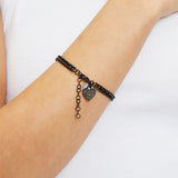 Liebeskind Berlin Armband mit Panzerkette und grafischem Herzanhänger in der Farbe schwarz Tragebild