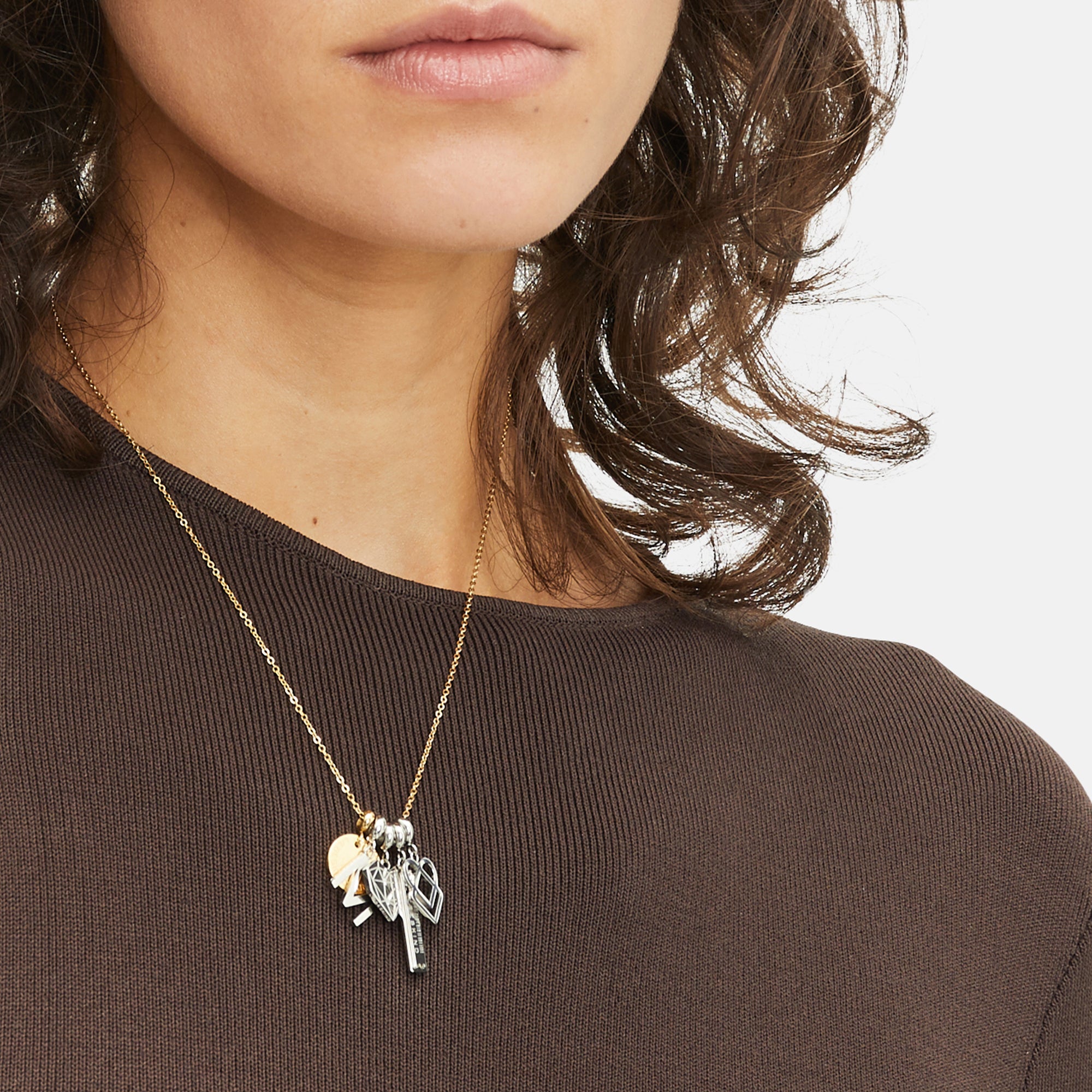 Liebeskind Berlin Halskette - Charms Basiskette; goldene feine Kette mit verschiedenen Charms in den Farben gold und silber Tragebild