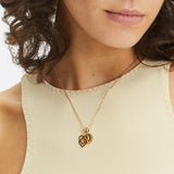 Liebeskind Berlin Charm in verspielter Herzform in der Farbe gold Tragebild