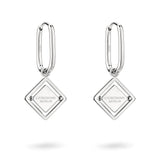 LIEBESKIND BERLIN Ohrhänger - Swinging Icon von Liebeskind Berlin sind silberne Creolen mit rautenförmigen Logomania-Anhängern, in die LIEBESKIND BERLIN eingraviert ist. Sie glänzen elegant vor weißem Hintergrund.