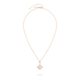 Die LIEBESKIND BERLIN Halskette - Swinging Icon von Liebeskind Berlin besteht aus einem geometrischen, quadratischen Anhänger in Roségold, der elegant auf einem weißen Hintergrund platziert ist.