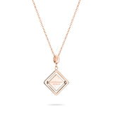 Die LIEBESKIND BERLIN Halskette - Swinging Icon von Liebeskind Berlin besteht aus einem roségoldenen Anhänger mit eingraviertem Logomania-Detail an einer zarten Kette - ein schickes Accessoire für jeden Anlass.