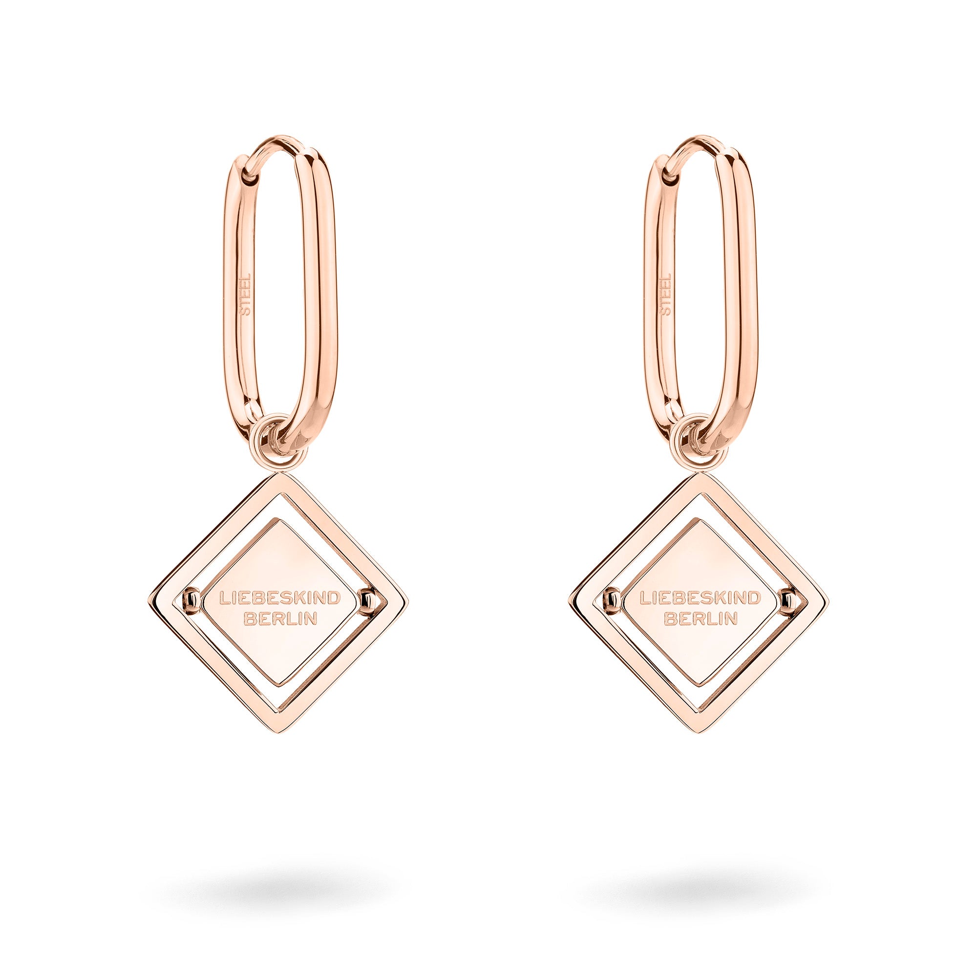 Liebeskind Berlin Ohrhänger in der Farbe roségold, mit einem drehbaren Anhänger mit graviertem Logo auf der einen und graviertem Logoschriftzug auf der anderen Seite; Produktbild