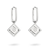 Die LIEBESKIND BERLIN Ohrhänger - Swinging Icon von Liebeskind Berlin bestehen aus silbernen Creolen mit rautenförmigen, geometrischen Herzanhängern, die jedem Look Eleganz verleihen. Abgebildet auf einem weißen Hintergrund.