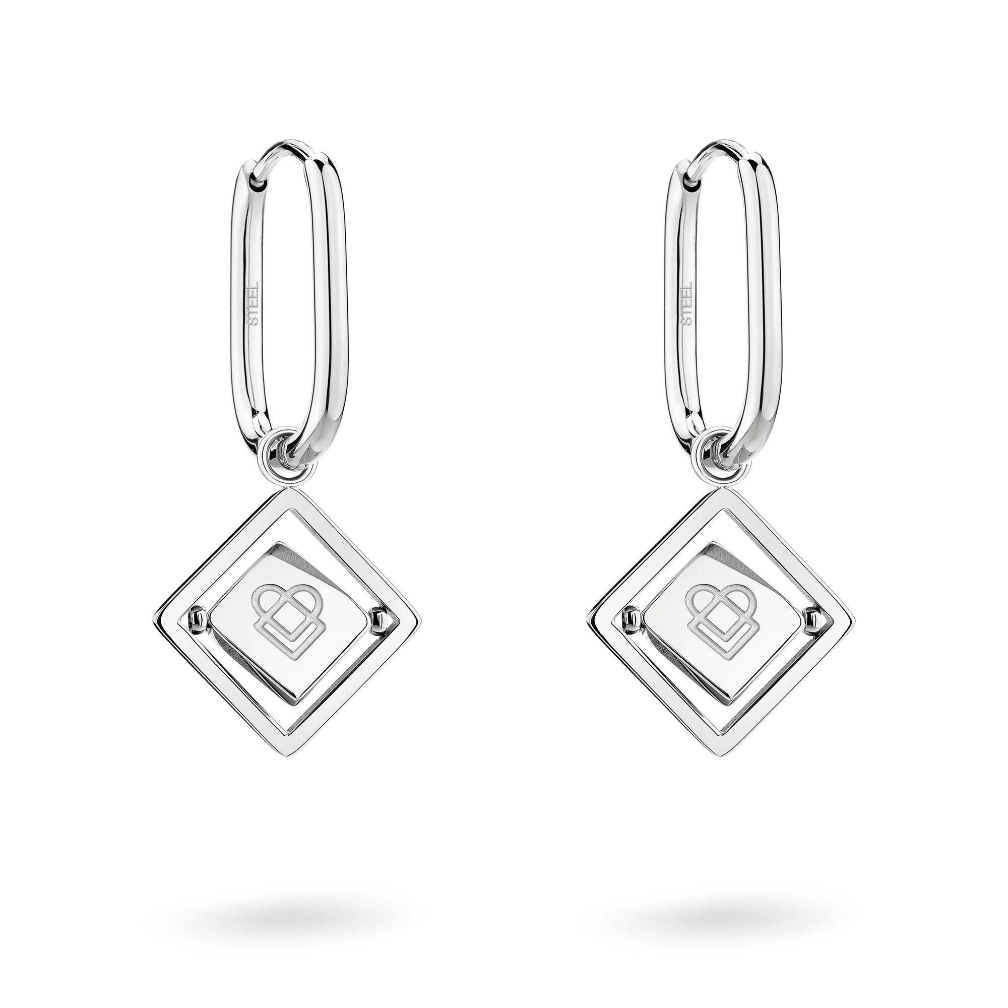 Die LIEBESKIND BERLIN Ohrhänger - Swinging Icon von Liebeskind Berlin bestehen aus silbernen Creolen mit rautenförmigen, geometrischen Herzanhängern, die jedem Look Eleganz verleihen. Abgebildet auf einem weißen Hintergrund.