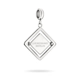 Silberner Liebeskind Berlin Charm mit drehbarem Plättchen, graviertem Wassermann-Zodiac-Symbol auf der einen und Logoschriftzug auf der anderen Seite; Produktbild