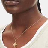 Goldener Liebeskind Berlin Charm mit drehbarem Plättchen, graviertem Krebs-Zodiac-Symbol auf der einen und Logoschriftzug auf der anderen Seite; Tragebild