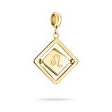 Goldener Liebeskind Berlin Charm mit drehbarem Plättchen, graviertem Löwe-Zodiac-Symbol auf der einen und Logoschriftzug auf der anderen Seite; Produktbild