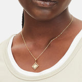 Goldener Liebeskind Berlin Charm mit drehbarem Plättchen, graviertem Steinbock-Zodiac-Symbol auf der einen und Logoschriftzug auf der anderen Seite; Tragebild