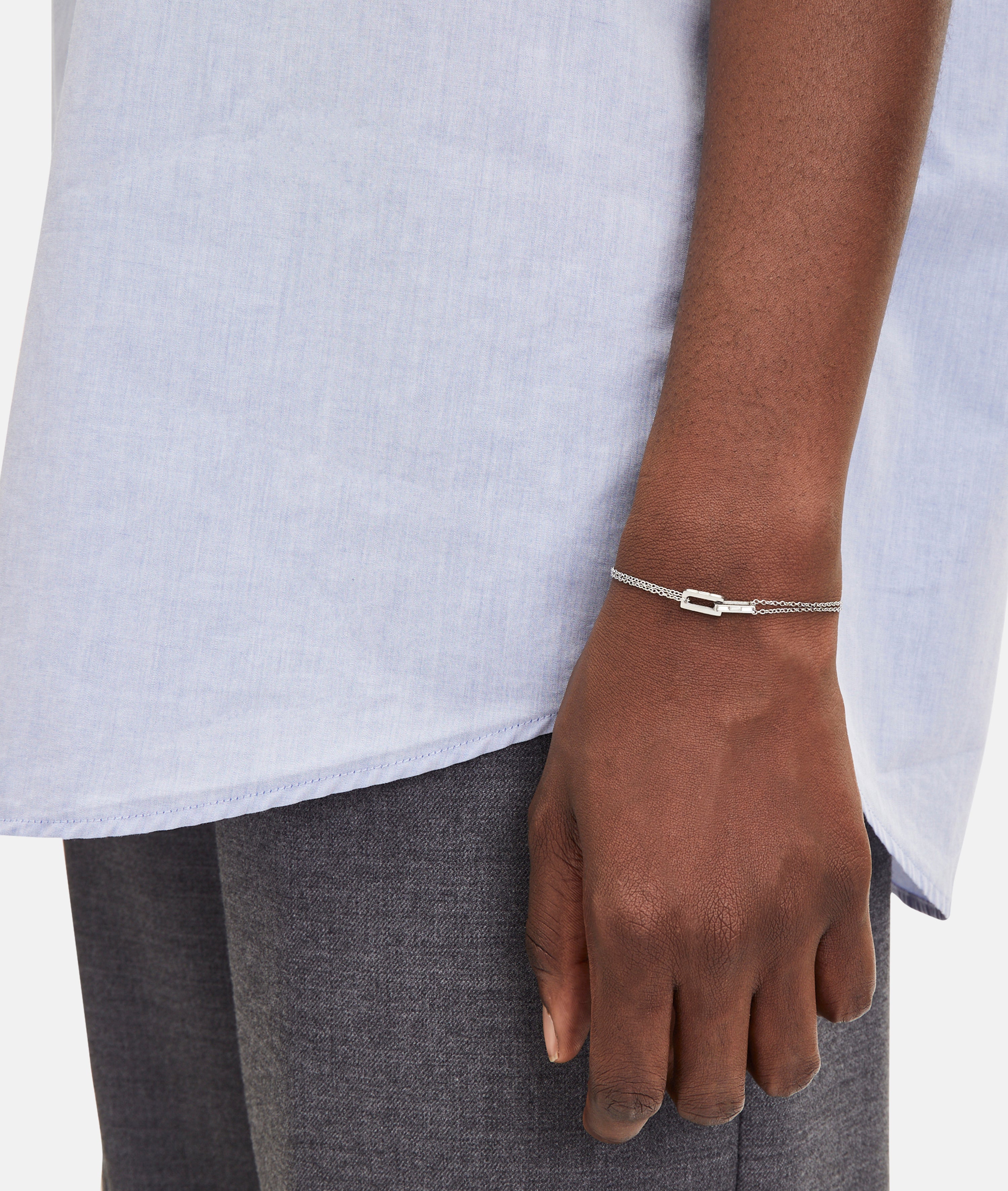 Liebeskind Berlin Armband bestehend einer silbernen, doppelten Ankerkette und einem mini Link Anhänger mit Zirkoniadetail; Tragebild