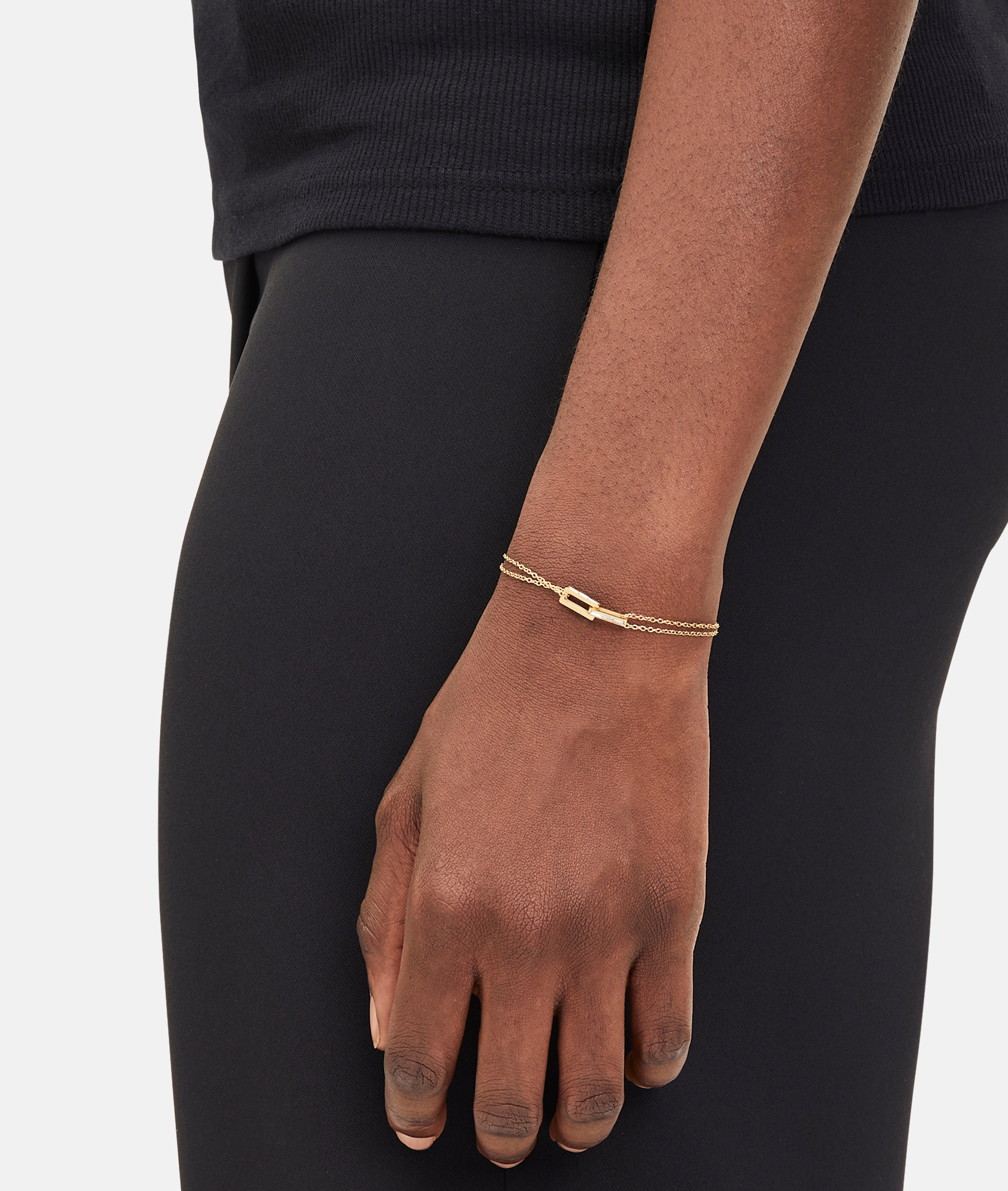 Liebeskind Berlin Armband bestehend einer goldenen, doppelten Ankerkette und einem mini Link Anhänger mit Zirkoniadetail; Tragebild
