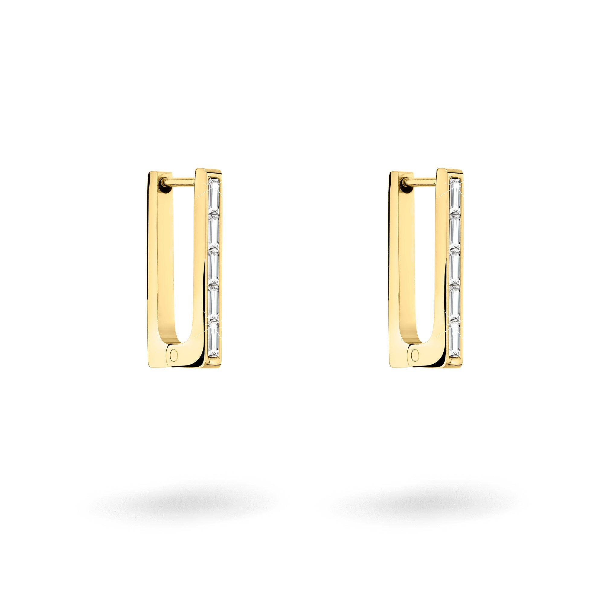 Die Festive Mini Link Sparkle Creole von Liebeskind Berlin: rechteckige goldene Ohrringe, die jeweils mit vier vertikalen Zirkoniasteinen auf weißem Grund verziert sind.