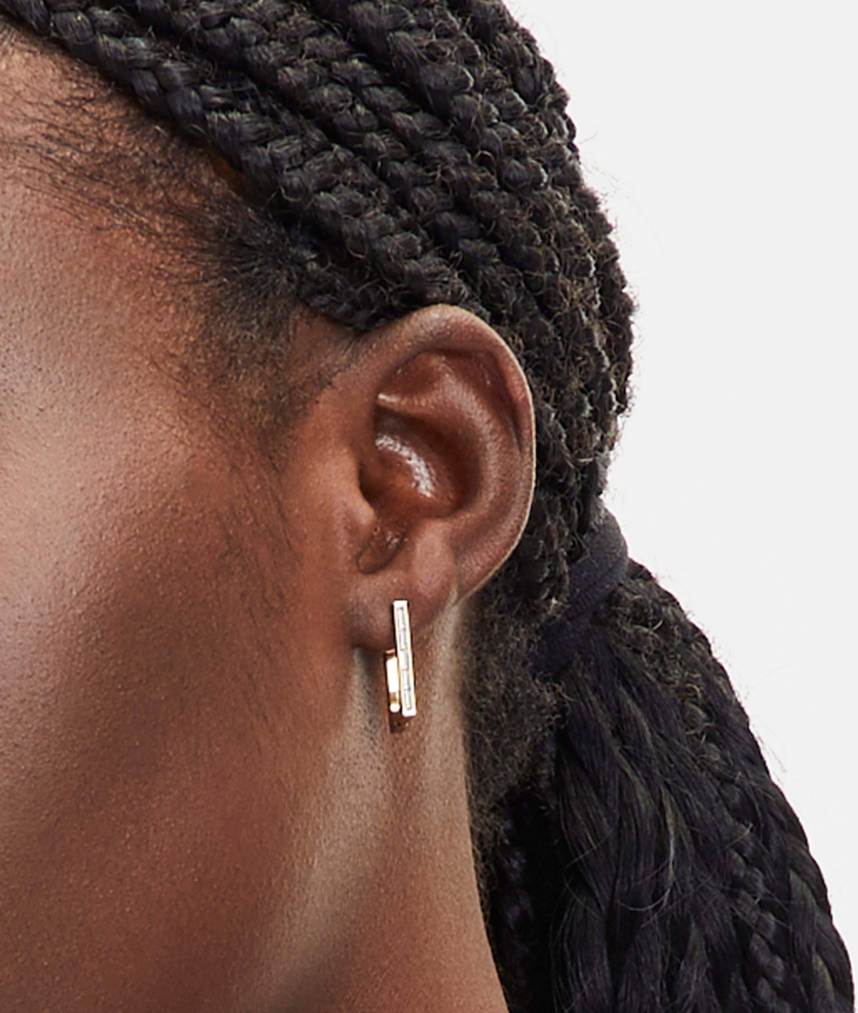 Goldene Liebeskind Berlin Creole in mini Link Form mit Zirkoniadetails; Tragebild