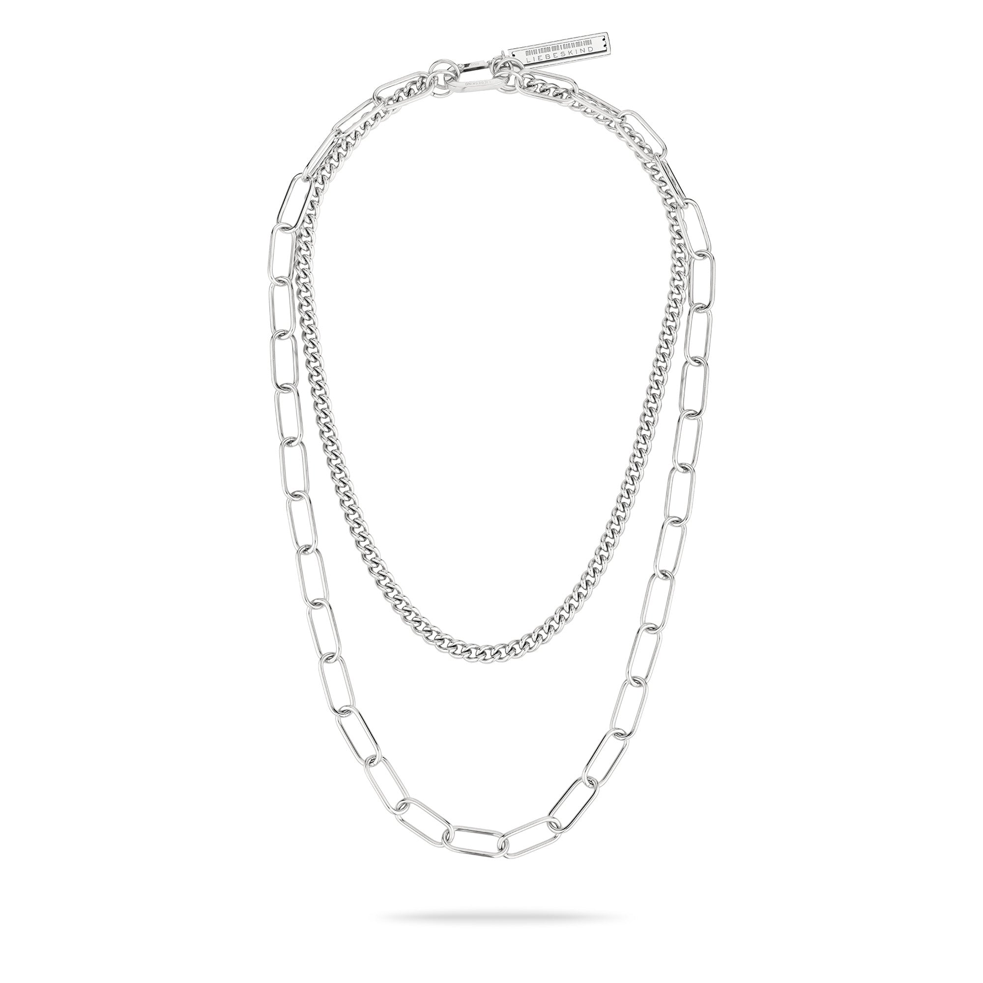 Das LIEBESKIND BERLIN Halsketten-Set - The Layering von Liebeskind Berlin besteht aus zwei Silberketten: eine mit großen ovalen Gliedern und eine mit einem feinen, eng aneinander liegenden Design.