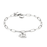 Das Liebeskind Berlin Armband besteht aus länglichen Silbergliedern, einem geometrischen Herzanhänger und einem kleinen runden Anhänger an der Schließe.