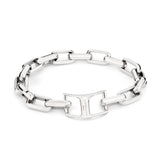 Das LIEBESKIND BERLIN Armband - The Secure Tag von Liebeskind Berlin hat ein silbernes Gliederdesign und eine rechteckige Schließe mit eingraviertem Markennamen auf weißem Hintergrund.