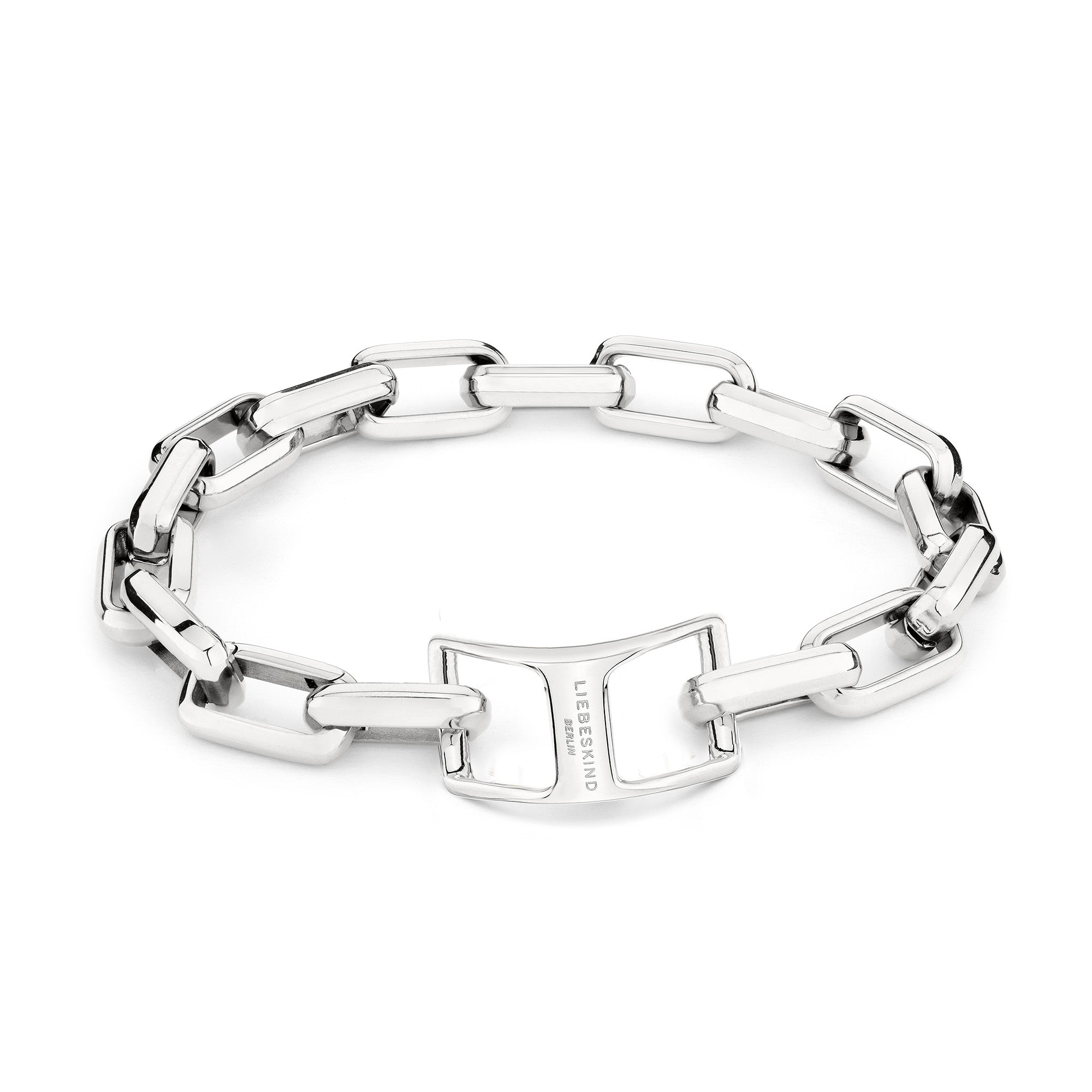Das LIEBESKIND BERLIN Armband - The Secure Tag von Liebeskind Berlin hat ein silbernes Gliederdesign und eine rechteckige Schließe mit eingraviertem Markennamen auf weißem Hintergrund.