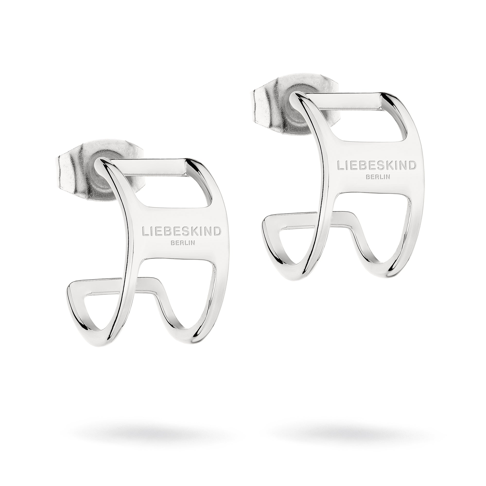 Ein Paar silberne Liebeskind Berlin Creole - The Secure Tag Ohrringe mit einem offenen, geschwungenen geometrischen Design auf weißem Hintergrund.