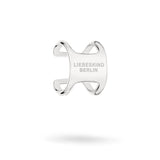 Der LIEBESKIND BERLIN Ear Cuff - The Secure Tag von Liebeskind Berlin hat ein silbernes Edelstahldesign mit Markengravur und ist auf weißem Hintergrund abgebildet.