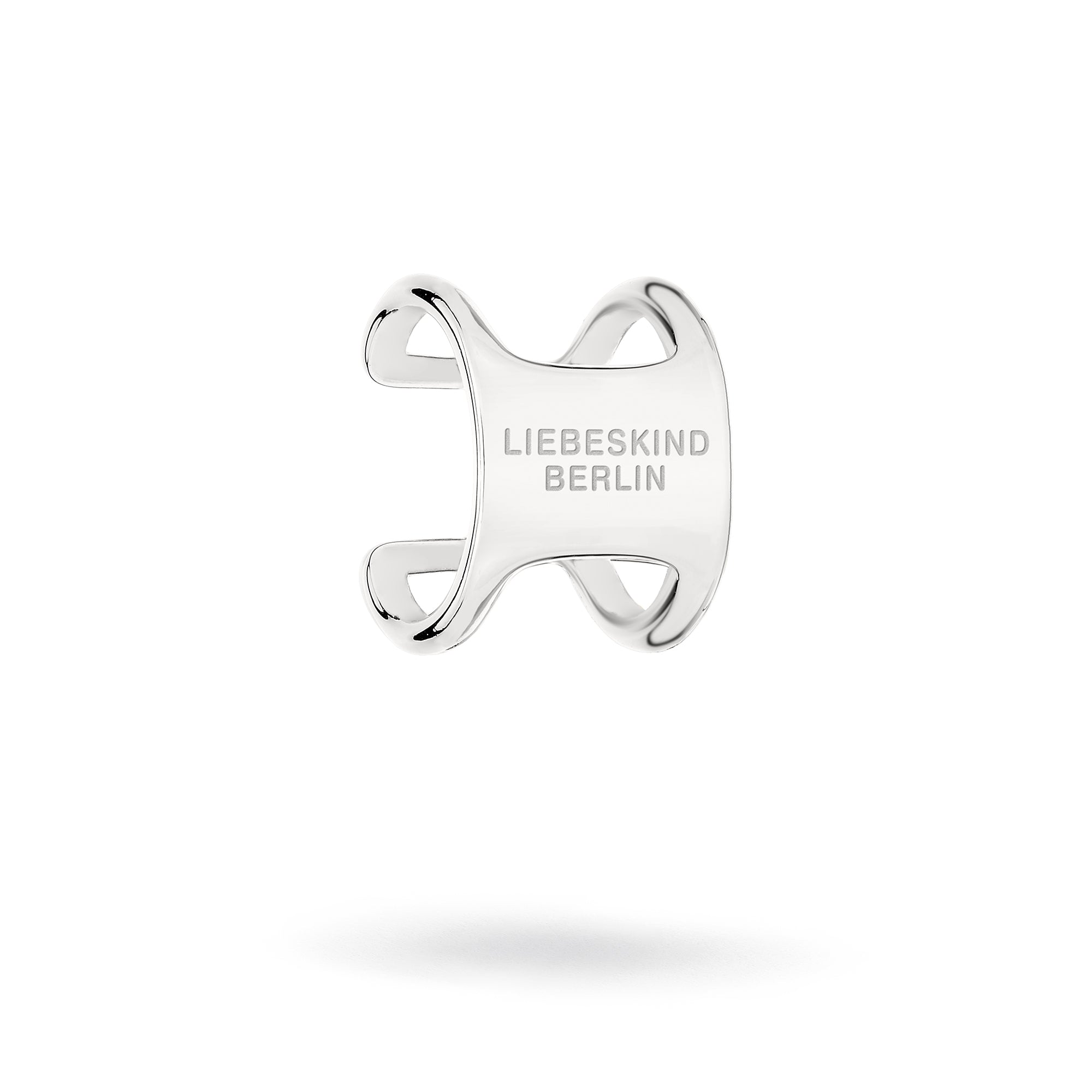 Der LIEBESKIND BERLIN Ear Cuff - The Secure Tag von Liebeskind Berlin hat ein silbernes Edelstahldesign mit Markengravur und ist auf weißem Hintergrund abgebildet.