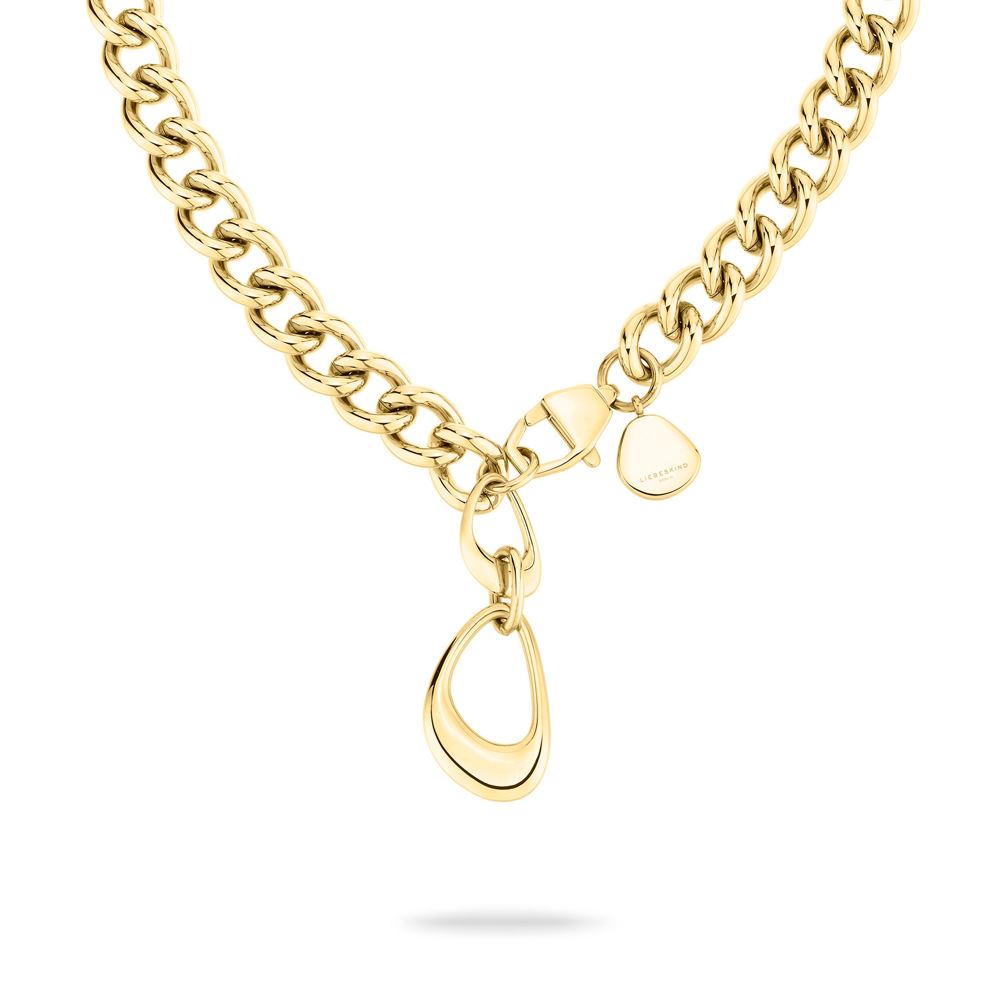 Liebeskind Berlin LIEBESKIND BERLIN Halskette - The Organic: Goldfarbene Kette mit tropfenförmigem Anhänger, kleinem eingraviertem Schildchen und Panzerkette-Motiv auf weißem Grund.