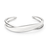 Der LIEBESKIND BERLIN Armreif - The Organic Twist zeichnet sich durch ein glattes, sich überlappendes, organisches Design mit offener Rückseite aus Edelstahl aus, das den charakteristischen Stil von Liebeskind Berlin auf weißem Hintergrund zeigt.