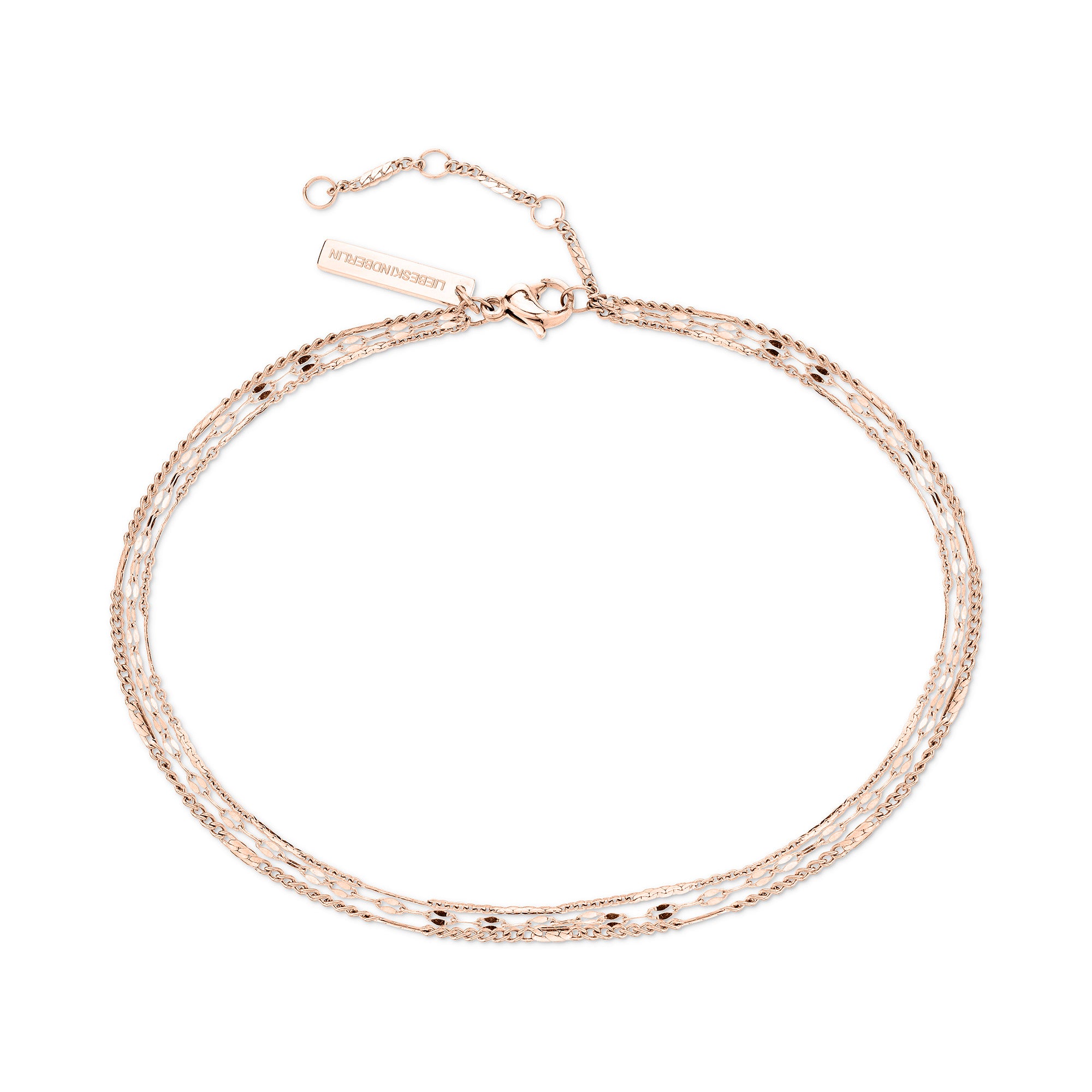 Die LIEBESKIND BERLIN Fußkette - Sparkling With Layers von Liebeskind Berlin ist ein schickes Accessoire in goldfarbenem Lagen-Design mit Karabinerverschluss und Markenanhänger, das auf weißem Hintergrund gezeigt wird.