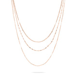 Die LIEBESKIND BERLIN Halskette - Sparkling With Layers von Liebeskind Berlin besteht aus drei zarten Ketten in Roségold, die auf weißem Grund elegant in Szene gesetzt werden.