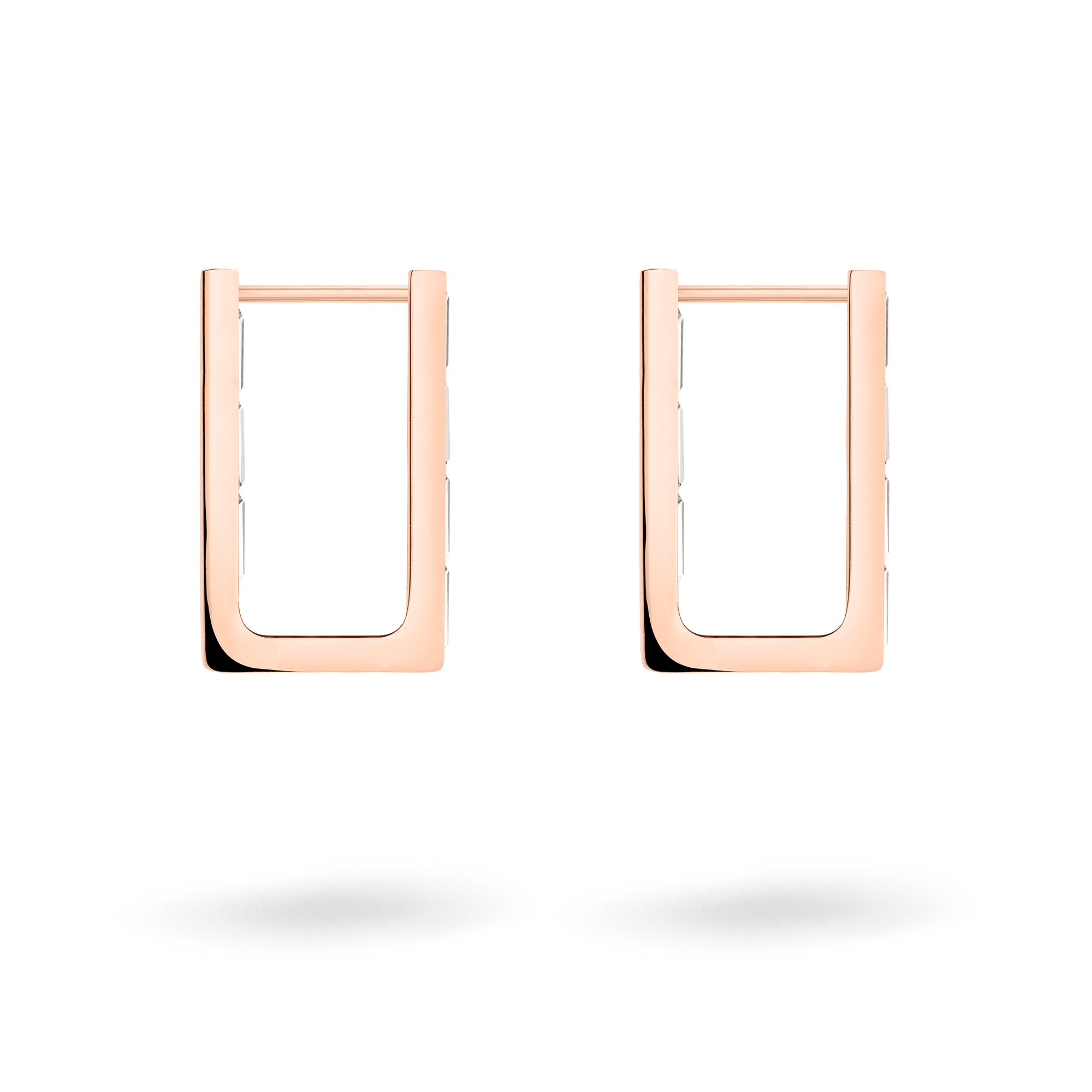 LIEBESKIND BERLIN Creole - Funkelnde Verbindung: Rechteckige Ohrringe aus Roségold mit minimalistischem geometrischem Design und funkelndem Zirkonia-Stein, inspiriert vom zeitlosen Stil von Liebeskind Berlin, auf weißem Hintergrund.