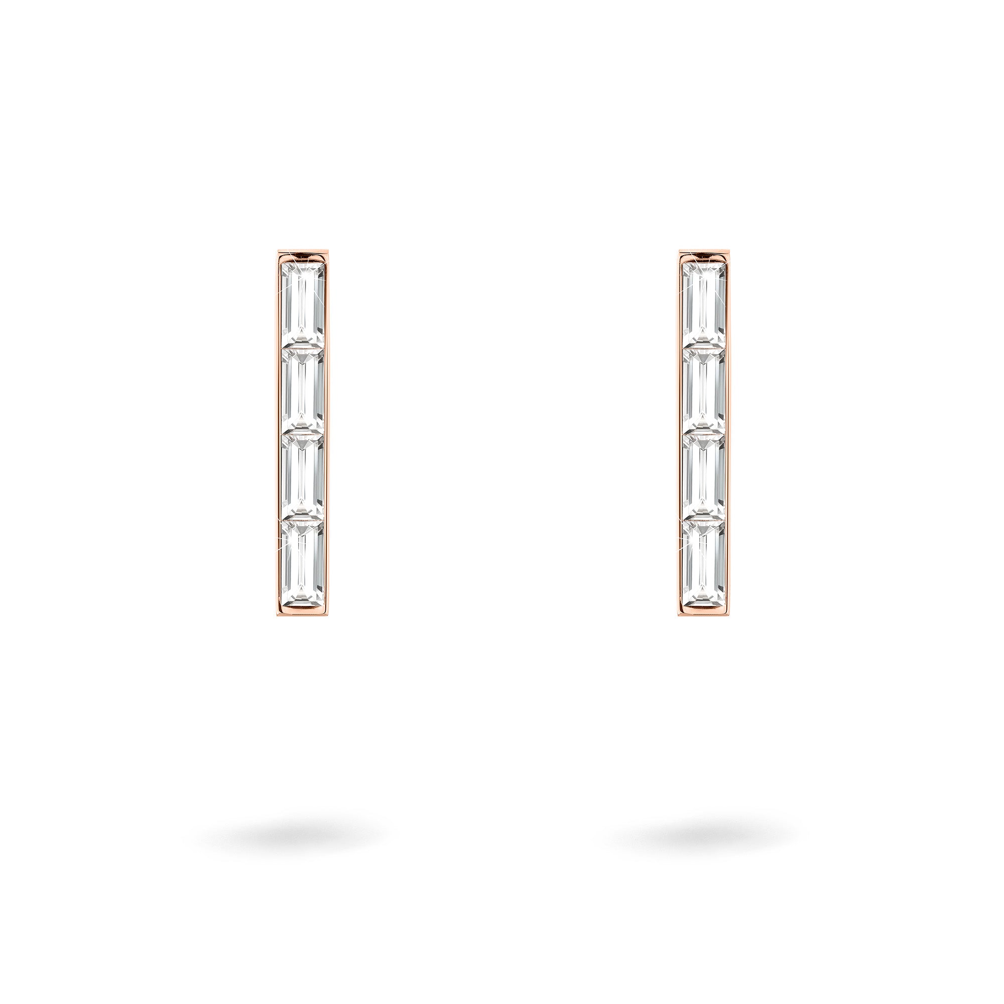 Die LIEBESKIND BERLIN Creole - Sparkling Link Ohrringe sind mit vier klaren Zirkonia-Steinen in jeder rechteckigen Goldfassung besetzt - ideal, um jedem Look von Liebeskind Berlin subtile Eleganz zu verleihen.