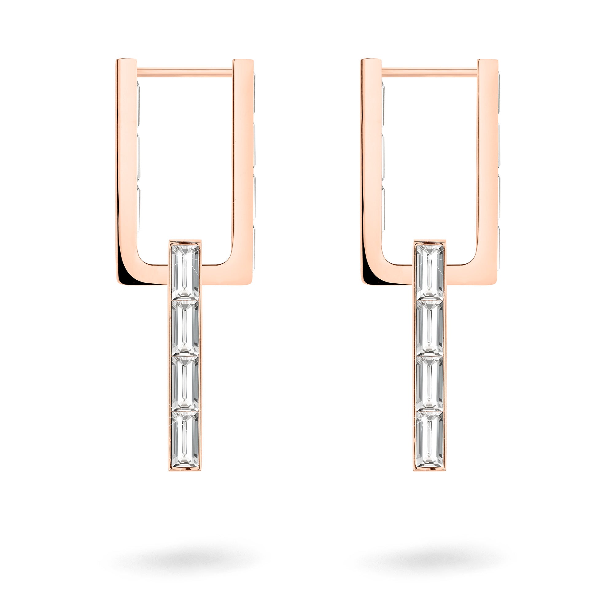 Die LIEBESKIND BERLIN Creole - Sparkle Link Ohrringe von Liebeskind Berlin zeigen ein modernes geometrisches Design mit vertikalen Stäben und rechteckigen, klaren Schmucksteinen - eine elegante Ergänzung Ihrer festlichen Kollektion.
