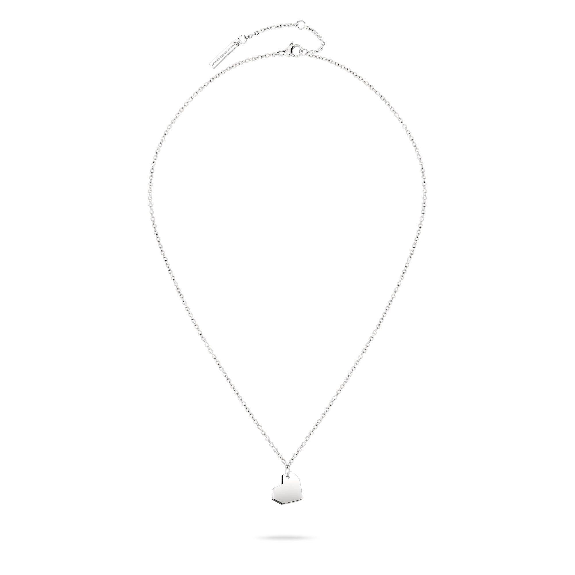Die LIEBESKIND BERLIN Halskette - Urban Heart präsentiert ein elegantes, silbernes Kettendesign mit einem kleinen, flachen, sechseckigen Anhänger - ein zeitloses Schmuckstück von Liebeskind Berlin.