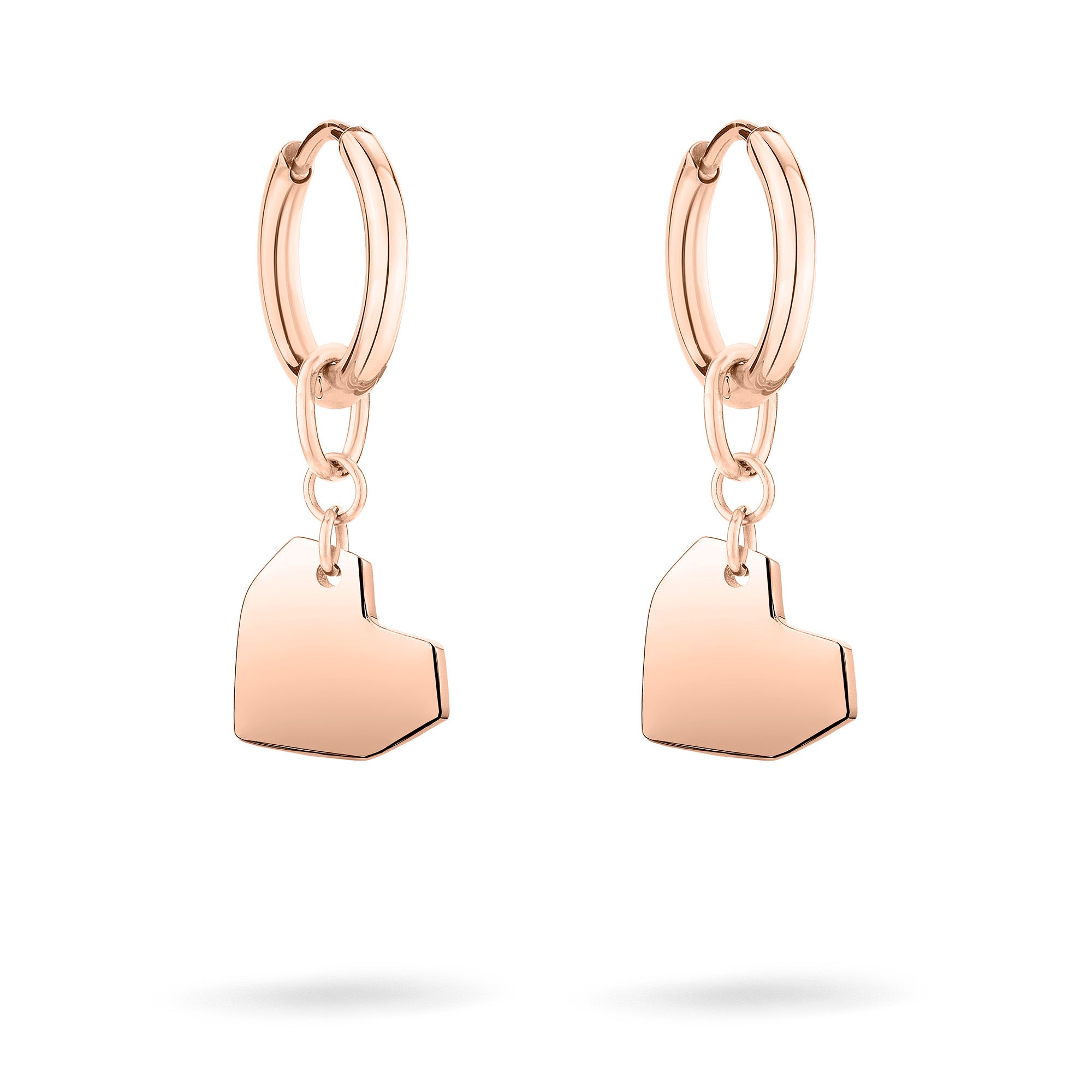 Die LIEBESKIND BERLIN Creole - Urban Heart von Liebeskind Berlin überzeugen als stilvoller Ohrschmuck mit Herzanhänger auf weißem Hintergrund.